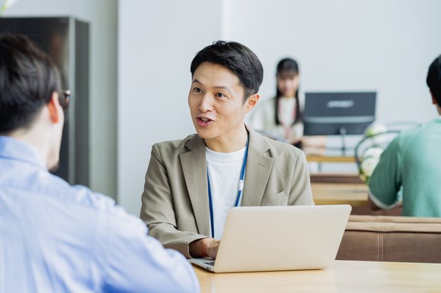 笑顔で相談に応じるアドバイザー